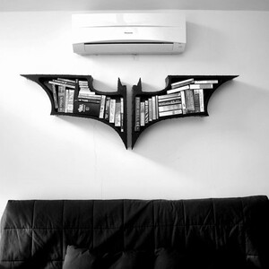 Batman Symbol Bookshelf的图片