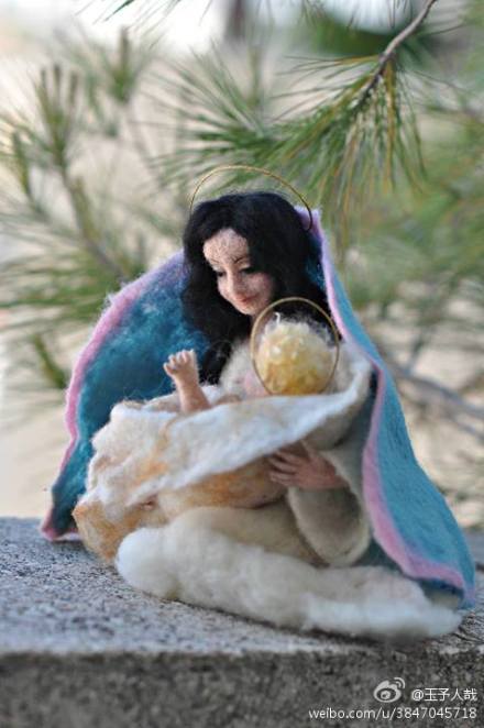 睡前来一发，Daria Lvovsky的概念羊毛毡，精灵，仙子，圣者，巫婆，各种童话故事里的人物，借由她的手来到现实的世界，Daria灵活的运用了蓬松的羊毛毡戳法，使得羊毛毡的松紧相得益彰，值得借鉴。