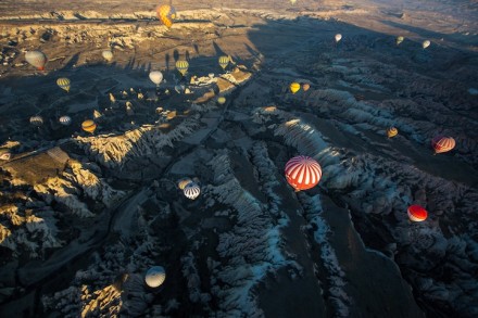 卡帕多西亚（Cappadocia），位于土耳其中部的卡帕多西亚以其童话般的斑点岩层而闻名：奇特的岩石构造、岩洞和半隐居人群的历史遗迹令人神往。很多地方都可以乘坐热气球,但卡帕多西亚一定是最奇特的。每天，随着太阳的升起，数以百计的热气球开始带着游客们光顾这片土地，形成这些壮观的景象...