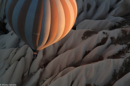 卡帕多西亚（Cappadocia），位于土耳其中部的卡帕多西亚以其童话般的斑点岩层而闻名：奇特的岩石构造、岩洞和半隐居人群的历史遗迹令人神往。很多地方都可以乘坐热气球,但卡帕多西亚一定是最奇特的。每天，随着太阳的升起，数以百计的热气球开始带着游客们光顾这片土地，形成这些壮观的景象...