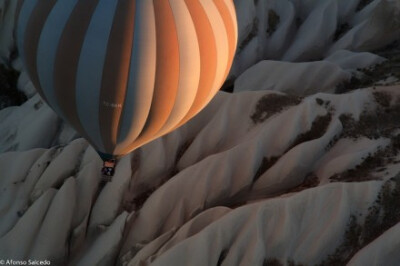 卡帕多西亚（Cappadocia），位于土耳其中部的卡帕多西亚以其童话般的斑点岩层而闻名：奇特的岩石构造、岩洞和半隐居人群的历史遗迹令人神往。很多地方都可以乘坐热气球,但卡帕多西亚一定是最奇特的。每天，随着太阳…