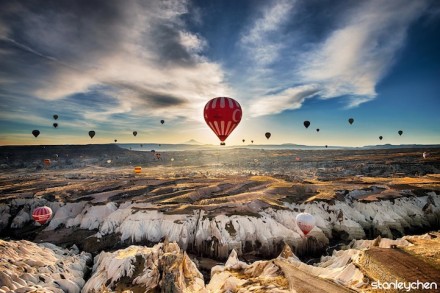 卡帕多西亚（Cappadocia），位于土耳其中部的卡帕多西亚以其童话般的斑点岩层而闻名：奇特的岩石构造、岩洞和半隐居人群的历史遗迹令人神往。很多地方都可以乘坐热气球,但卡帕多西亚一定是最奇特的。每天，随着太阳的升起，数以百计的热气球开始带着游客们光顾这片土地，形成这些壮观的景象...