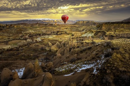 卡帕多西亚（Cappadocia），位于土耳其中部的卡帕多西亚以其童话般的斑点岩层而闻名：奇特的岩石构造、岩洞和半隐居人群的历史遗迹令人神往。很多地方都可以乘坐热气球,但卡帕多西亚一定是最奇特的。每天，随着太阳的升起，数以百计的热气球开始带着游客们光顾这片土地，形成这些壮观的景象...