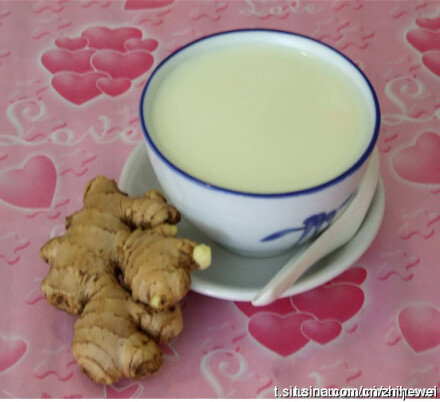 #美食DIY# 【姜汁撞奶】材料：全脂牛奶1000ml，老姜1块，白砂糖1汤匙约15g。做法1、老姜去皮洗净，切成小块用压蒜器挤出姜汁，按照每小碗2汤匙的比例倒入碗内2、牛奶加糖煮滚，熄火，顺时针搅拌数下，直至温度在70度左右3、快手倒入盛着姜汁的碗中，盖上盖子3-4分钟后揭开盖子，神奇的姜汁撞奶就好了。