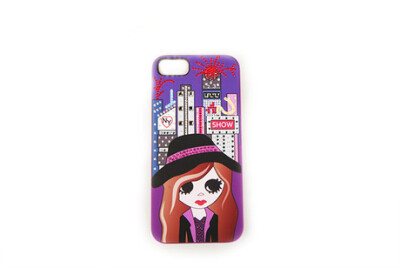 Swarovski 施华洛世奇 New York City Girl Brunette Smartphone 手机套-5021111款特别为 iPhone® 5 而设的独特保护套，除了以添加磨砂效果的紫色橡胶精心打造外，其耀眼的摩天大楼图案以及闪亮迷人的彩色水晶，更能…