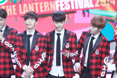 140214 湖南卫视元宵喜乐会 Talk+Growl update 9P &amp;gt;&amp;gt;http://t.cn/8syomy9 宝宝看着小纸条讲中文真是太可爱了&amp;gt;&amp;lt;真想和宝宝千里姻缘一线牵呢～