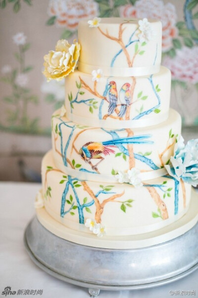 【多层手绘婚礼蛋糕】婚礼蛋糕不仅仅是派对过后餐盘中的美味甜点，只要发挥创意想象，蛋糕也能变身三维立体画布。技艺精湛的糕点师们颇具独特构思，创造了这些宛如艺术品的手绘多层婚礼蛋糕