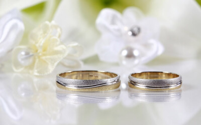 婚戒对于新人来说有着特殊的意义，不仅仅是一件简单的珠宝首饰，更多的则是对于爱情对于婚姻的美好祝福。一款婚戒套住的便是彼此的一生，是一起面对以后人生的承诺。了解更多婚礼资讯，请访问：http://www.upairs.co…