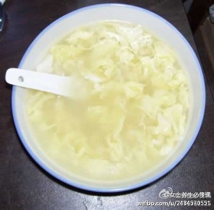  【经期保养的食疗方】来月经的时候，总是感到虚弱，怎么办呢？教给大家一种简单有效地食疗方：水煮沸，打入两只鸡蛋，再煮沸一次，加入红糖（一勺）、米酒（两勺），搅拌均匀，放到温暖而不烫嘴的时候喝。 (想了解更多女士养生小知识,就关注@女士养生必修课)