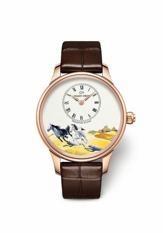 Jaquet Droz还首次采用了内天珐琅工艺，以黑色大明火珐琅装饰迎风飞奔的马鬃和马尾。在每款腕表的白金摆轮上还饰有精美的马头图案。二41毫米时分小针盘腕表的珍珠母贝表盘上则呈现了一匹扬起前蹄飞跃中国长城的骏马，均为手工镌刻和上色。这匹18K红金战马勇猛无畏，英姿飒爽，高贵优雅，彷佛在时刻保卫着长城。腕表的22K红金摆轮上也手工镌刻长城图案与Jaquet Droz的双星标志。