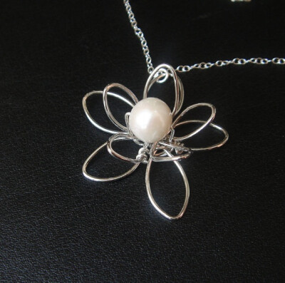 Wire flower pearl necklace