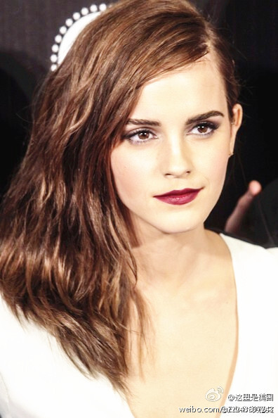 Emma Watson星期一晚在西班牙马德里出席电影《诺亚方舟：创世之旅》首映式。10 points for Gryffindor！（图by@Edwin埃德文 ）