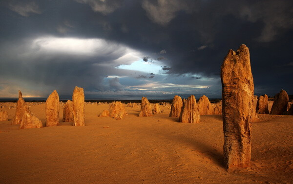 【剑锋雷雨 郑小强/摄】 【In Chinese】你还记不记得这是风蚀地貌（wind-erosion landform），还是全部还给地理老师了？你知不知道“知者乐”，博闻强识总是有好处。今天下午我和顾嘉凡等四人骑行东钱湖，虽然就我一辆老式车骑起来很累，但是湖光山色很好看。还有今天和你一起坐公交车很高兴！好梦！ /yl 【英文版】Do you remember that this is called wind-erosion landform (风蚀地貌),or it is thought nothing to any one but your geography teacher ?