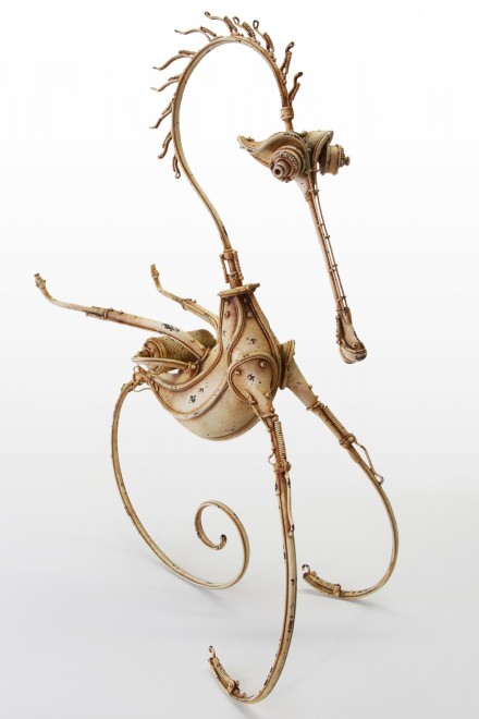 日本艺术家道弘松冈（Michihiro Matsuoka）的蒸朋风格雕塑作品。融合各种动物和鱼类的复古机械生物，他主要使用粘土创作，并适当结合其他材料，最终使用丙烯颜料进行细致的涂装。（更多作品见艺术家官网：michihiro-matsuoka.com）