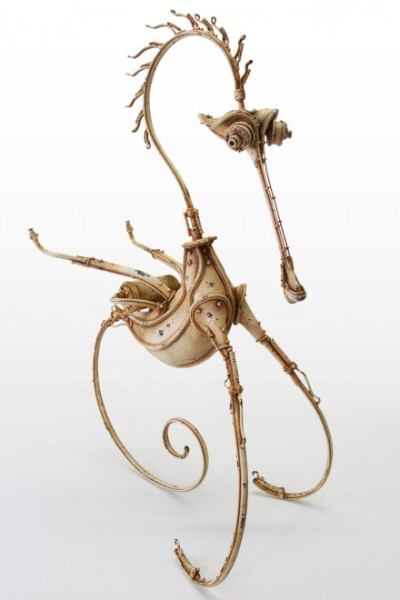 日本艺术家道弘松冈（Michihiro Matsuoka）的蒸朋风格雕塑作品。融合各种动物和鱼类的复古机械生物，他主要使用粘土创作，并适当结合其他材料，最终使用丙烯颜料进行细致的涂装。（更多作品见艺术家官网：michihiro-…