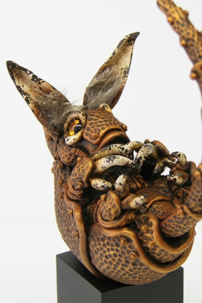 日本艺术家道弘松冈（Michihiro Matsuoka）的蒸朋风格雕塑作品。融合各种动物和鱼类的复古机械生物，他主要使用粘土创作，并适当结合其他材料，最终使用丙烯颜料进行细致的涂装。（更多作品见艺术家官网：michihiro-…