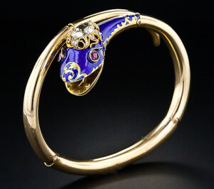 Romantic Period 1837-1860. Victorian Diamond and Enamel Snake Bangle Bracelet. Photo Courtesy of Lang Antiques 维多利亚时代浪漫主义时期的钻石珐琅古董手镯