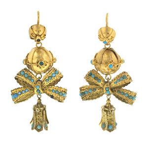 Pair of Victorian Turquoise Bow Motif Earrings.  Photo Courtesy of Lang Antiques. 维多利亚时期绿松石蝴蝶结耳环