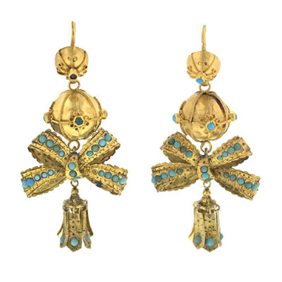 Pair of Victorian Turquoise Bow Motif Earrings. Photo Courtesy of Lang Antiques. 维多利亚时期绿松石蝴蝶结耳环