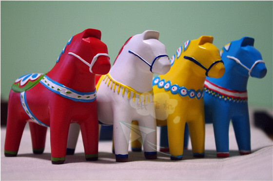 瑞典木马Dala Horse 传统纯手工艺品，树脂材料，摆放在家里或是办公室都十分的别致。