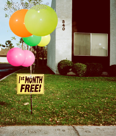 主题,市场营销,概念,构图,图像_sb10062941b-001_Balloon hanging outside house with placard_创意图片_Getty Images China