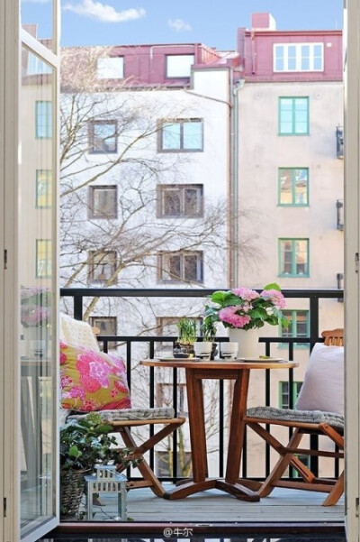 即使没有后院，阳台的一个角落也能是你充电的空间。