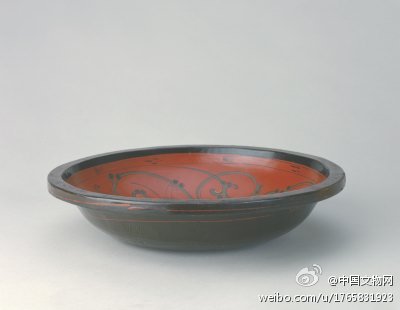 彩绘漆龙鸟纹圆盘】西汉，高6cm，口径26cm，底径11cm。此盘出土于荆州江陵高台28号墓。盘斫木胎，敞口，平底，外髹黑漆，内髹红漆。内底正中由三周黑色细线组成三个同心圆，圆中心绘小鸟，环绕同心圆的四周绘4条抽象的龙纹，并在龙纹内绘站立的小鸟两只。