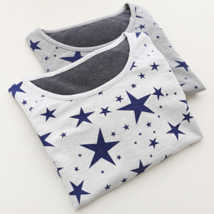 很喜欢这样的款式，韩范儿，  简约百搭，搭配黑色哈伦裤之类都很好看，宽松慵懒的味道，  衣服的料子是全棉的，版型是宽松的，不挑人， 搭配马甲之类，或者就直接单穿，都非常好看。  春游郊游的时候穿最舒服的了