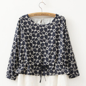 甜美与优雅并存的一款裙子。  上身是蓝底白花的樱花刺绣，  下摆拼接轻盈网纱，水波镂空花边令人心生愉悦。 深蓝色细缎带抽绳设计是凸显腰身的点睛之笔。  较之直身宽松的娃娃款，多了一份轻熟别致。