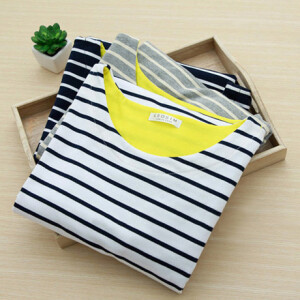 海军风的条纹衫，真的是超经典。  中长款，修身，弹力足。  袖口做了明黄色的拼接，很舒适的撞色设计。