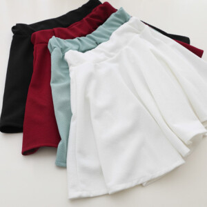 百搭四色，春天的时候特别喜欢纯色或者亮色。  里面穿条纯色的牛仔打底裤，然后露出点白色小边之类的，  配高跟合平底都不错或者休闲的鞋也OK。 面料是有点弹力的那种材质，单层，没有内衬，  春夏的时候正好，做打底的话很完美。  强烈推荐的款式，韩范儿的，多留几条换着穿哈。