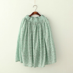 很酥糊的一款半身裙 有内衬，不用担心会透 ，内衬比外层短，  挡不住的文艺气息 蓝绿色更恬静 米黄色略俏皮 各有千秋吧