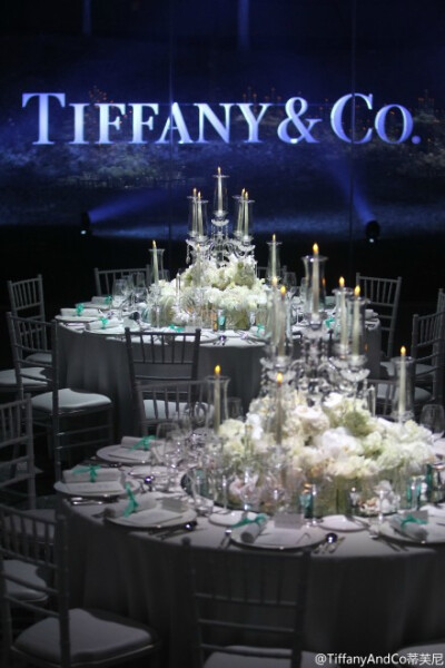 Tiffany Diamond#蒂芙尼传奇黄钻# 耀映中国之夜，百余位品牌挚友与贵客莅临现场，感受蒂芙尼逾175年的超凡设计杰作与经典传奇魅力：|Tiffany Diamond“蒂芙尼传奇黄钻”骄阳之光首度耀映中国