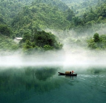 一湾碧水一蓬船，一层白雾层层峦。一幢小居山下坐，一篙撑醒天外仙。