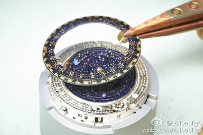 Midnight Planétarium Poetic Complication这款表。。简直太美。。Van Cleef &amp;amp; Arpels 还有很多好看的款，款星空表好像是男士的！这边走（不知道打不打得开：http://t.cn/8FMcTWs