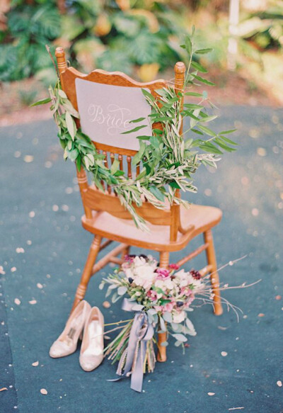 细数婚礼中那些椅背上的编织花环