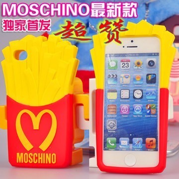 米兰大牌MOSCHINO最新款——M记薯条手机壳 米兰城各大品牌的event总汇聚着全世界的名流明星潮人编辑买手 近期他们当中最红的还要数moschino的薯条iPhone case 掏出手机的那一刻就像是在告诉大家自己是时下最红的潮人 绝对大牌的设计，绝对抢眼哦~~