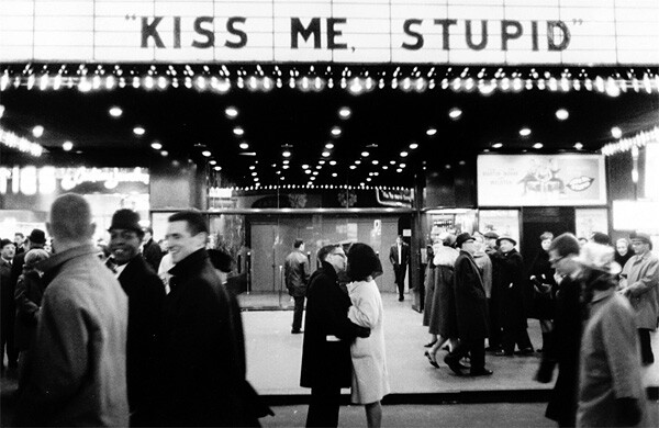 Joel Meyerowitz，美国街头摄影大师，出生于1938年，他曾说过“每条街道都有自己的身份”（Every street has its own identity）。在彩色摄影仍不被认为是一种严肃艺术种类时，他大力促进了彩色摄影的推广。20世纪70年代他曾在纽约开设摄影课程，现今很多著名摄影师都曾是其学生，官方网站：