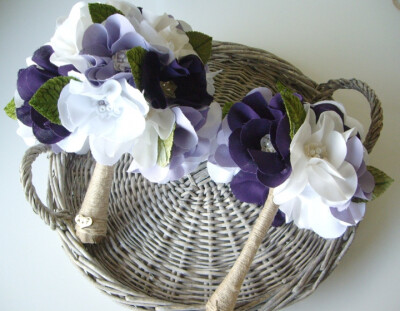 白色、紫色的布艺手捧花