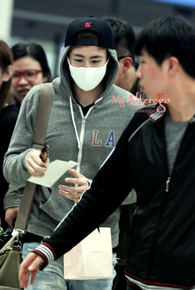 【PIC】140331 #Nichkhun# 140324 金浦机场赴日+140329 韩国机场中国返韩 饭拍补图5p cr：danjisoo #Nichkhun宁静致远 微笑面对# 起飞降落，从一个城市到另一个城市，忙碌的行程中只希望你能好好的照顾自己