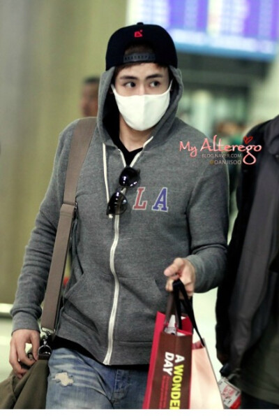 【PIC】140331 #Nichkhun# 140324 金浦机场赴日+140329 韩国机场中国返韩 饭拍补图5p cr：danjisoo #Nichkhun宁静致远 微笑面对# 起飞降落，从一个城市到另一个城市，忙碌的行程中只希望你能好好的照顾自己