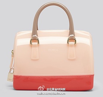 美貌糖果色果冻包~ Bloomingdale's 有【Furla 各式手提包优惠20% off】图片3款迷你糖果小包折后$118.40 有5种很春天的颜色可选~ 喜欢的快去看看：http://t.cn/8sMFPqy