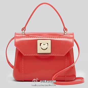 美貌糖果色果冻包~ Bloomingdale's 有【Furla 各式手提包优惠20% off】图片3款迷你糖果小包折后$118.40 有5种很春天的颜色可选~ 喜欢的快去看看：http://t.cn/8sMFPqy