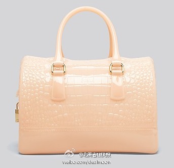 美貌糖果色果冻包~ Bloomingdale's 有【Furla 各式手提包优惠20% off】图片3款迷你糖果小包折后$118.40 有5种很春天的颜色可选~ 喜欢的快去看看：http://t.cn/8sMFPqy