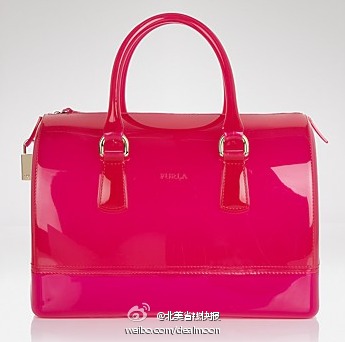 美貌糖果色果冻包~ Bloomingdale's 有【Furla 各式手提包优惠20% off】图片3款迷你糖果小包折后$118.40 有5种很春天的颜色可选~ 喜欢的快去看看：http://t.cn/8sMFPqy