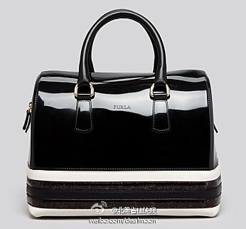 美貌糖果色果冻包~ Bloomingdale's 有【Furla 各式手提包优惠20% off】图片3款迷你糖果小包折后$118.40 有5种很春天的颜色可选~ 喜欢的快去看看：http://t.cn/8sMFPqy