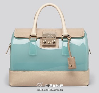 美貌糖果色果冻包~ Bloomingdale's 有【Furla 各式手提包优惠20% off】图片3款迷你糖果小包折后$118.40 有5种很春天的颜色可选~ 喜欢的快去看看：http://t.cn/8sMFPqy