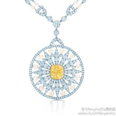 #2013 Tiffany Blue Book礼赞至臻华美# 蒂芙尼珠宝大师以圆融线条，以罕贵黄钻缔造艳阳下的秀美雏菊。18k金镶嵌枕形切割艳彩黄钻吊坠，在璀璨白钻和珍珠的映耀下流光溢彩，焕发瑰丽气质。