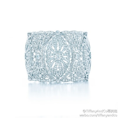 #Tiffany Glamour#镶嵌玫瑰形切割钻石的钻石手镯，设计灵感来源于夏日的白色蕾丝衣裙。举手投足间，流淌灵动和谐之美。