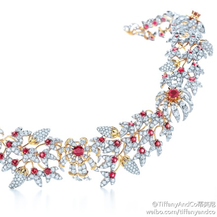 #Tiffany Glamour#让·史隆伯杰(Jean Schlumberger)的Conique项链完美彰显了他对自然的钟爱与对金属的熟稔。设计极富生命力，细长的18K金丝将铂金镶嵌红色尖晶石和钻石的花朵、叶片、果实优雅缠绕，焕发自然之美。